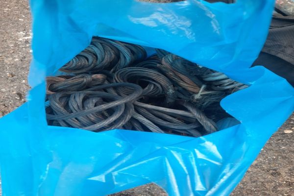 Au furat cabluri de stâlpi și au ajuns în arest