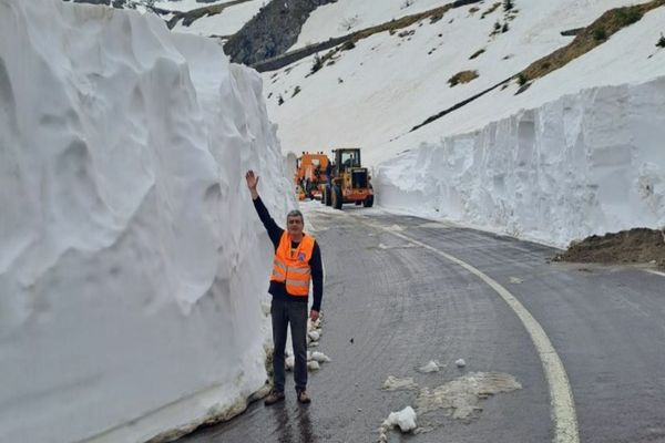 Aproape de venirea verii, drumarii se luptă cu nămeți de peste 5 metri, pe Transfăgărășan VIDEO