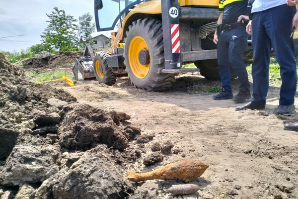 Muniție din timpul războiului descoperită în curtea primăriei din Epureni