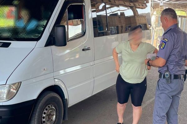 Conducea un ansamblu rutier,  fără să deţină permis de conducere valabil pentru aceasta