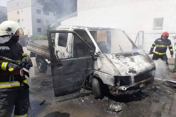 O autoutilitară a ars ca o torță la Bârlad