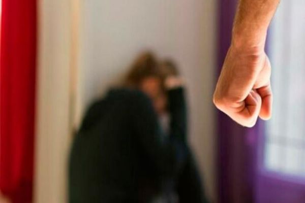 O tânără din Delești a trecut prin clipe de groază: sechestrată și bătută de fostul iubit