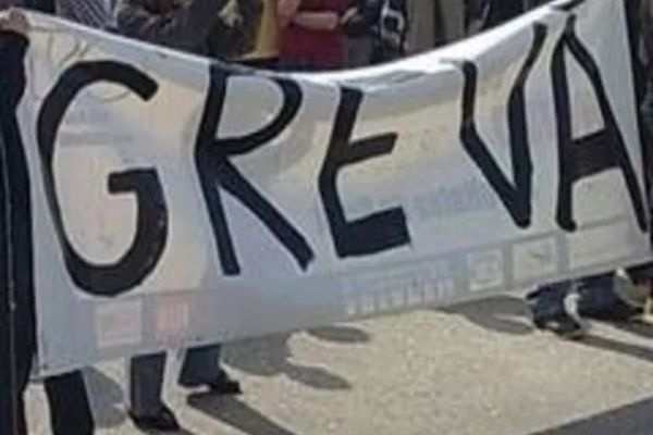 ANGAJAȚII DIN PRIMĂRII INTRĂ ÎN GREVĂ PE TERMEN NELIMITAT