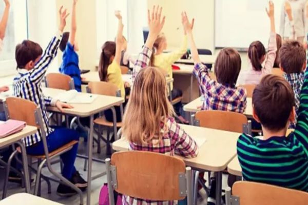 Elevii revin în bănci, după 3 săptămâni de grevă generală. Există în continuare dascăli care ar fi vrut ca protestul să continue