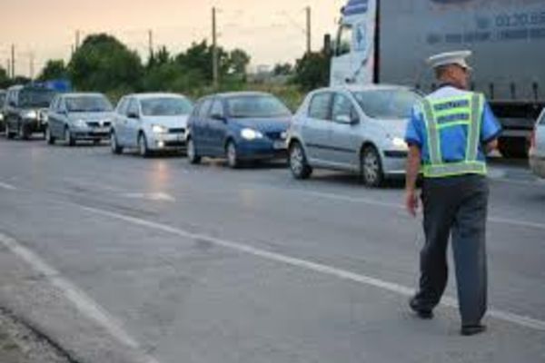 Şoferii, obligaţi să folosească luminile de întâlnire în timpul zilei pe toate categoriile de drumuri
