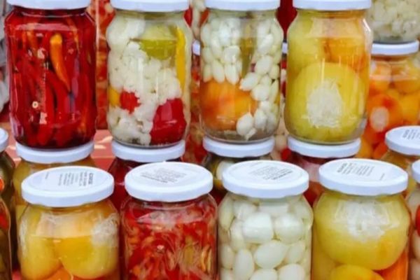 Detaliul la care să fii atent când desfaci un borcan cu murături cumpărat din comerț