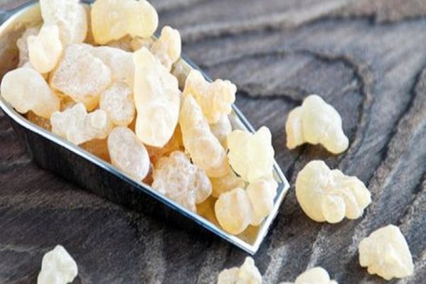 În Prefectura Vaslui se dă cu tămâie pe holuri ca să iasă duhul rău ce l-a îndemnat pe Buzatu să primească șpagă