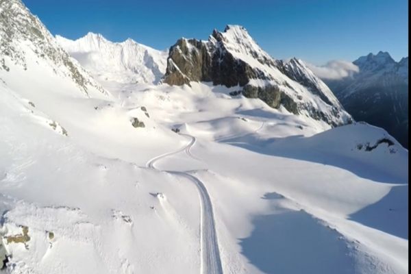 Risc de avalanșă în munții din județul Brașov. Turiștii aflați în minivacanța de 1 Decembrie, sfătuiți să nu urce la altitudii mari