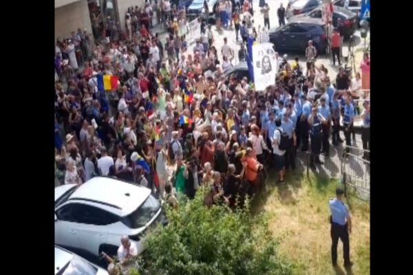 Ciocniri violente între protestatari și jandarmi, la mitingul AUR de la Ministerul Sănătății