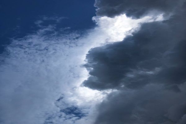 NOI AVERTIZĂRI METEO EMISE DE ANM: PLOI TORENȚIALE, VÂNT PUTERNIC ȘI INSTABILITATE ATMOSFERICĂ ÎN MARE PARTE DIN ȚARĂ