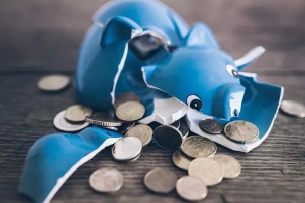 Lovitură pentru români: Ratele cresc din nou de la 1 octombrie. Nici cei cu IRCC nu scapă