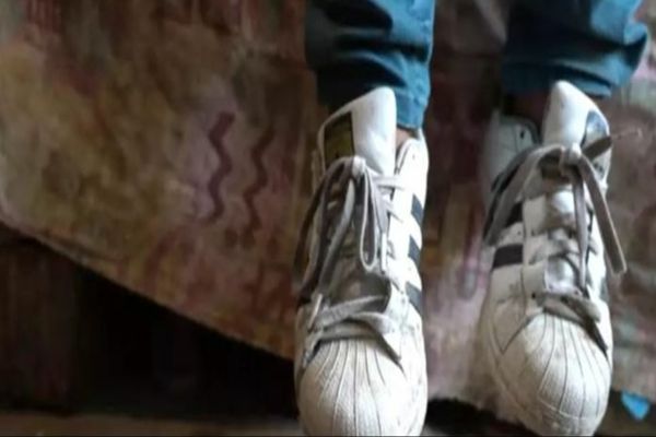 Drama copilului de 10 ani care merge la scoală cu adidașii lipiți cu super glue. Sfâșietor: Când copiii mănâncă în pauză, eu ies afară - VIDEO