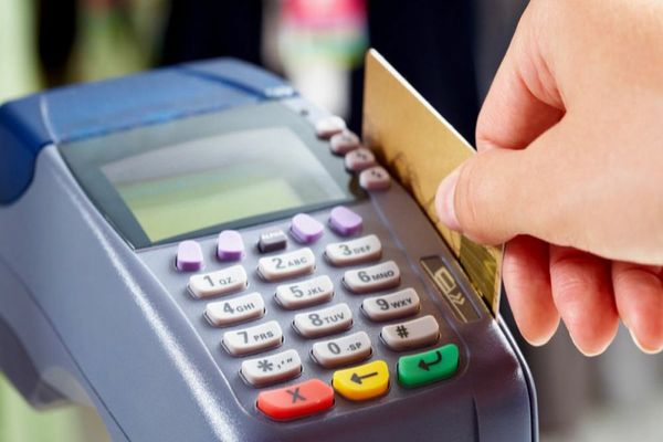 O universitate din România a interzis total plățile în numerar. Studenții nu mai pot plăti cu bani cash nici măcar la cantină