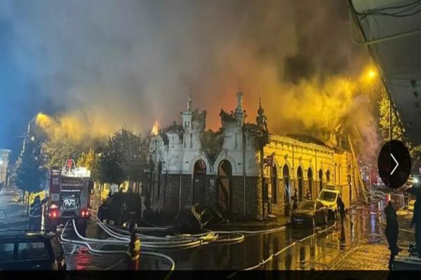 Incendiu devastator la un celebru restaurant din Huși. O mare parte din clădirea monument istoric s-a făcut scrum - FOTO&VIDEO