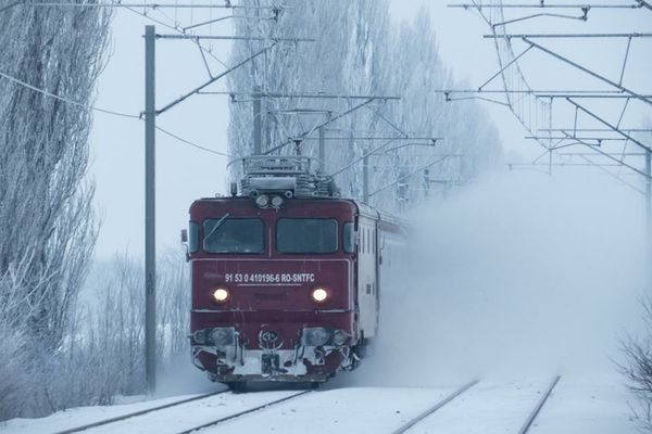 TRENURI BLOCATE ȘI ÎNTÂRZIERI SEMNIFICATIVE DIN CAUZA VREMII NEFAVORABILE ÎN MAI MULTE REGIUNI DIN ȚARĂ