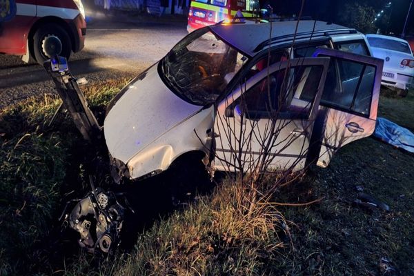 O femeie din Vaslui a murit, după ce soțul ei a adormit la volan pe un drum din județul Neamț