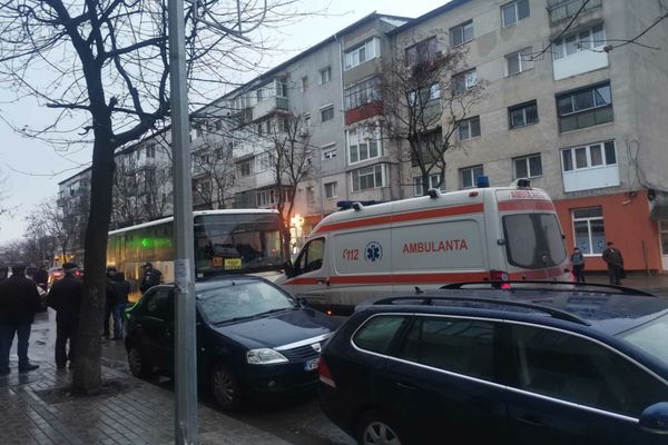 Călătorii unui autobuz din Bârlad au chemat ambulanța după ce i s-a făcut rău șoferului
