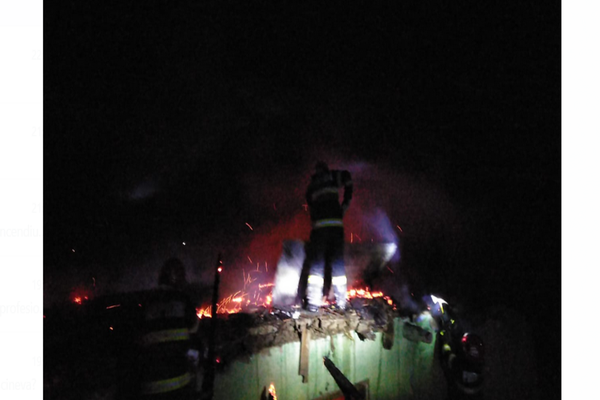 Tragedie în Coșca, Ivănești: Incendiu devastator într-o locuință, bărbat nevăzător de 87 de ani găsit carbonizat