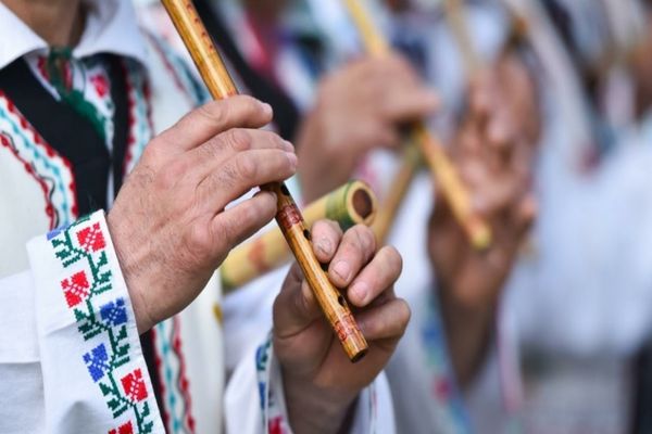 O primire de neuitat pentru călătorii care aterizează azi la București. Muzică și dansuri populare în aerogara "Sosiri", de ziua Unirii Principatelor Române