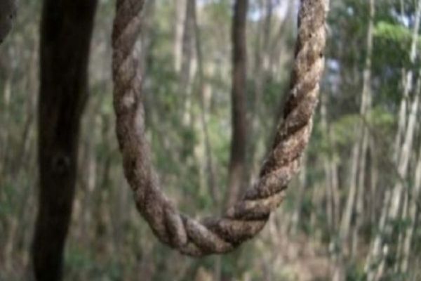 Caz șocant, în Vaslui: și-a dat foc la casă și, în timp ce pompierii se luptau cu focul, s-a spânzurat în curte