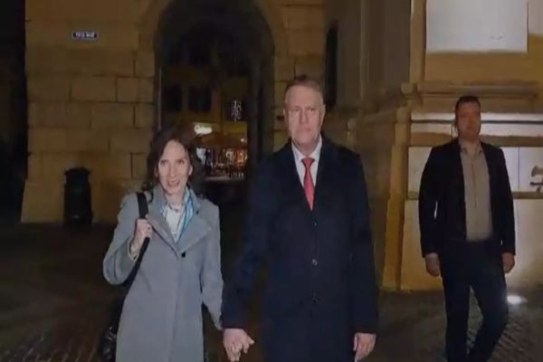 Preşedintele Klaus Iohannis, împreună cu soţia sa, la slujba de Înviere care a avut loc la Biserica Romano-Catolică ”Sfânta Treime” din Sibiu