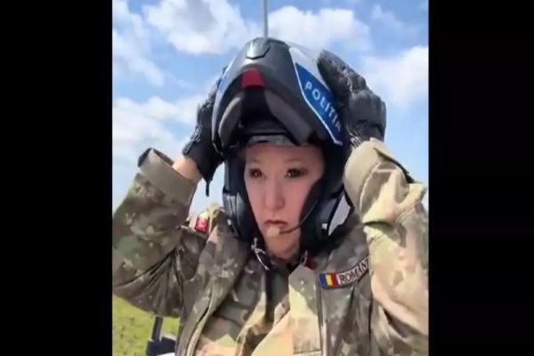 Diana Șoșoacă a filmat un clip electoral pe motocicleta Poliției, îmbrăcată în uniformă de armată. Reacția IGPR