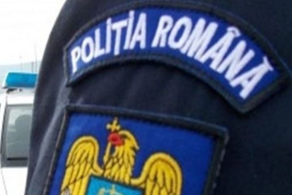 UN BĂRBAT A INTRAT CU TROTINETA ELECTRICĂ ÎN MAȘINA POLIȚIEI