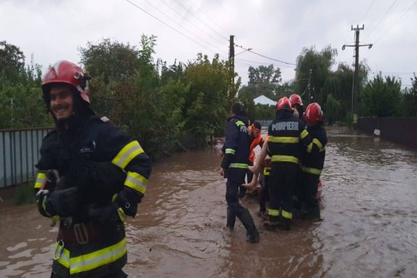COD ROȘU DE PLOI TORENȚIALE ÎN GALAȚI ȘI VASLUI. DOI OAMENI AU MURIT ÎN URMA VIITURILOR LA GALAȚI 