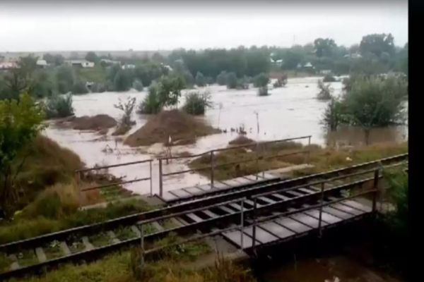 TREI DRUMURI NAȚIONALE ȘI 9 DRUMURI JUDEȚENE ÎNCHISE DIN CAUZA INUNDAȚIILOR. O LINIE DE CALE FERATĂ, DEVASTATĂ DE VIITURILE PUTERNICE