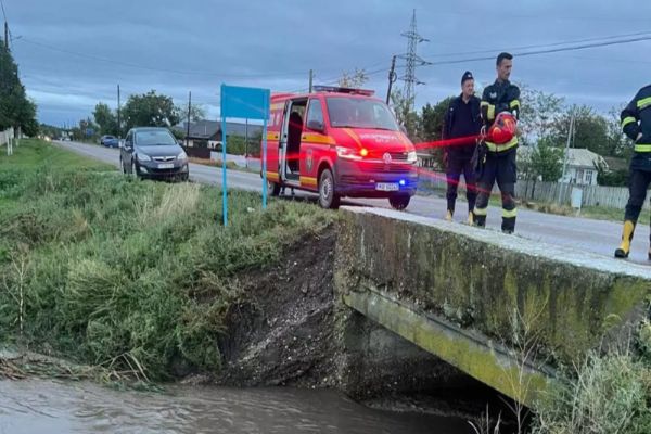 SITUAȚIE CRITICĂ ÎN ZONA COMUNEI BERZENI, JUD. VASLUI. POMPIERII INTERVIN PENTRU A RIDICA UN DIG DIN SACI CU NISIP