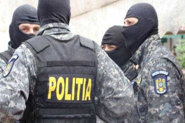 INTERVENȚIE CU MASCAȚI LA VASLUI! SCANDAL URIAȘ PROVOCAT DE UN BĂRBAT BĂUT, FILMAT DE TRECĂTORI