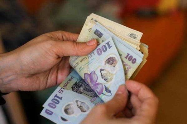 De ce nu au ajuns încă pensiile la unii români. Explicația oficială: „Este un decalaj, nu o întârziere”