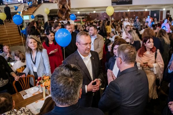 NICOLAE CIUCĂ, ÎN MIJLOCUL PROFESORILOR. CE PROMISIUNE LE-A FĂCUT CADRELOR DIDACTICE