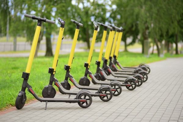 Parlamentul a pus capăt haosului de pe șosele. Trotinetele electrice, interzise fără RCA. Vârsta minimă va fi de 16 ani