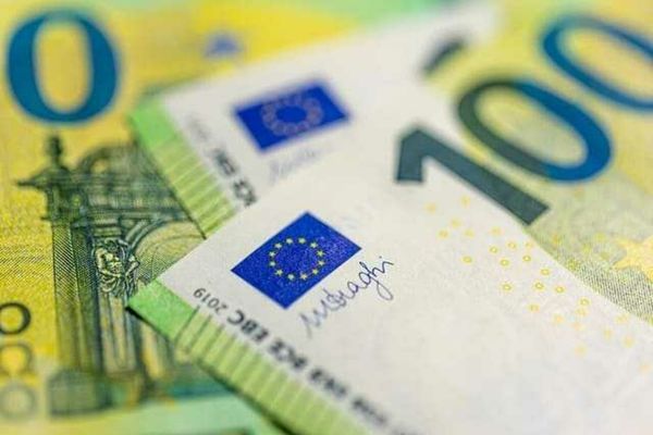 Peste 10% dintre europeni alocă aproape jumătate din veniturile lunare pentru a acoperi chiria sau ratele la bancă