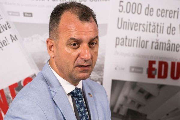 PRIMARUL DIN ORȘOVA, ACUZAT CĂ ȘI-A ACORDAT ILEGAL PREMII DE EXCELENȚĂ