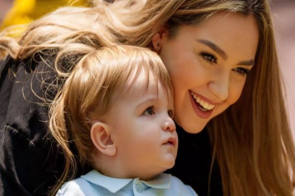 SOȚIA LUI GEORGE SIMION, ALĂTURI DE COPILUL LOR: MOMENTE EMOȚIONANTE. INTERVIU DE COLECȚIE CU ILINCA SIMION DE LA ORA 21.00, LA CULISELE STATULUI PARALEL