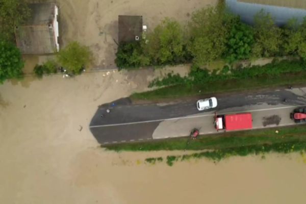 DEZASTRU ÎN JUDEȚUL COVASNA. SATE ÎNTREGI SUNT SUB APE DE CINCI ZILE