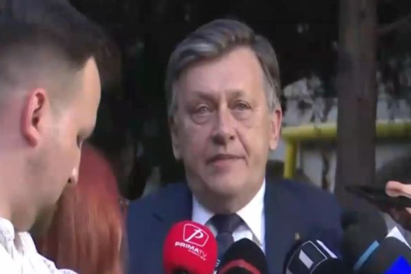 CRIN ANTONESCU ÎȘI RECUNOAȘTE ÎNFRÂNGEREA: ”MĂ RETRAG CU FRUNTEA SUS. OAMENII CARE M-AU VOTAT SĂ DECIDĂ SINGURI CE FAC ÎN TURUL 2”
