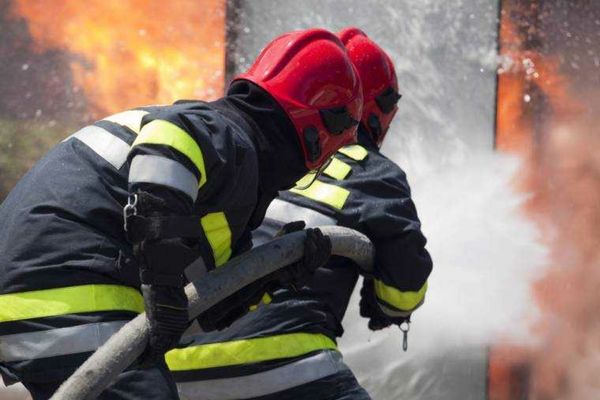 Incendiu masiv într-o hală din Vaslui. Intervenție de amploare a pompierilor - VIDEO