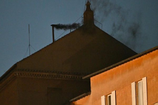 FUM NEGRU LA VATICAN: AL DOILEA VOT AL CONCLAVULUI, FĂRĂ REZULTAT  