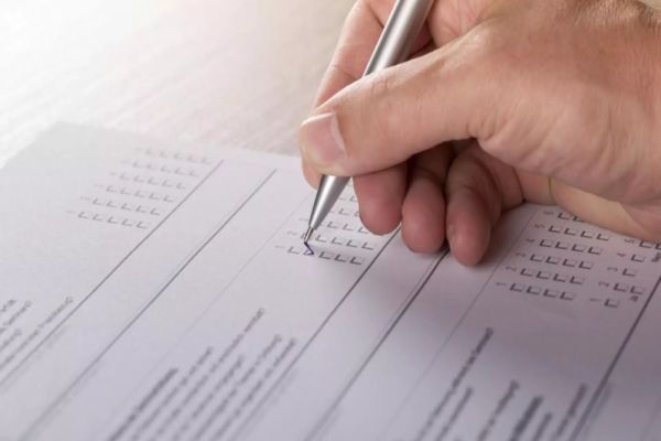 ROMÂNII RESPING MĂSURILE DE AUSTERITATE ALE GUVERNULUI BOLOJAN. CEL MAI RECENT SONDAJ CURS ARATĂ NEMULȚUMIREA GENERALĂ 