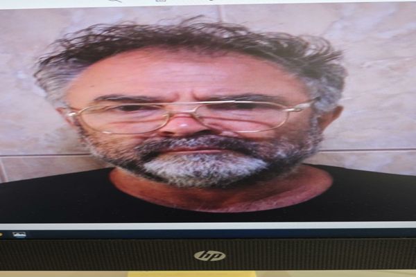 DEȚINUT DE 58 DE ANI EVADAT DINTR-O AMBULANȚĂ ANP, CĂUTAT DE POLIȚIȘTI ÎN ZONA BACĂU