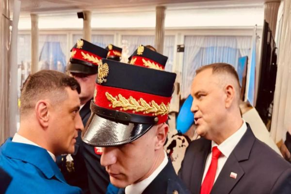 GEORGE SIMION, PREZENT LA DEPUNEREA JURĂMÂNTULUI LUI KAROL NAWROCKI, NOUL PREȘEDINTE AL POLONIEI: MESAJUL LIDERULUI AUR