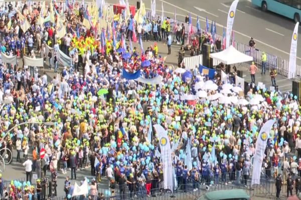 ZECE DE MII DE ROMÂNI SE ADUNĂ ÎN FAȚA GUVERNULUI, SĂTUI DE AUSTERITATEA LUI BOLOJAN. SINDICATELE ÎL VOR PLECAT DE LA PALATUL VICTORIA