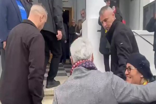 IMAGINILE MOMENTULUI, CĂLIN GEORGESCU A AJUNS LA BISERICĂ, ÎN ZI DE MARE SĂRBĂTOARE CREȘTINĂ - VIDEO 