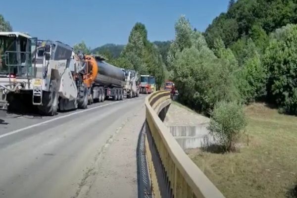 Probleme mari pe DN7! Bucăți de stânci au căzut chiar în fața șoferilor
