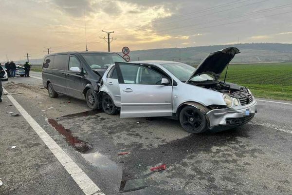 Accident grav cu patru mașini în Vaslui. Șase oameni au ajuns de urgență la spital