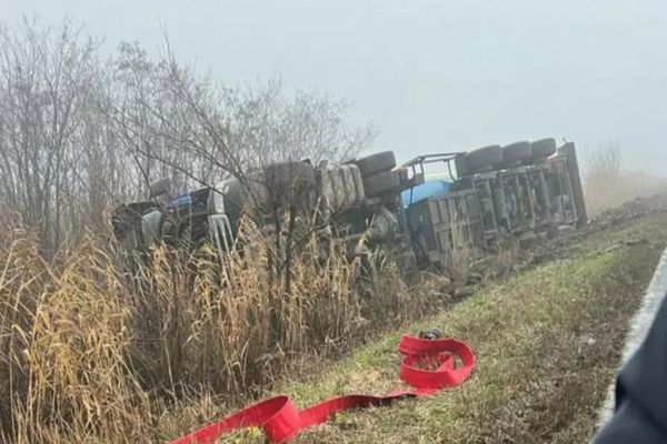 Cisterna încărcată cu GPL răsturnată pe marginea unui drum din Vaslui, repusă pe roți