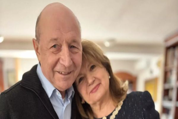 Nuntă de aur în familia Băsescu! Fostul președinte și soția sa și-au reînnoit jurămintele după 50 de ani. Mesajul emoționant